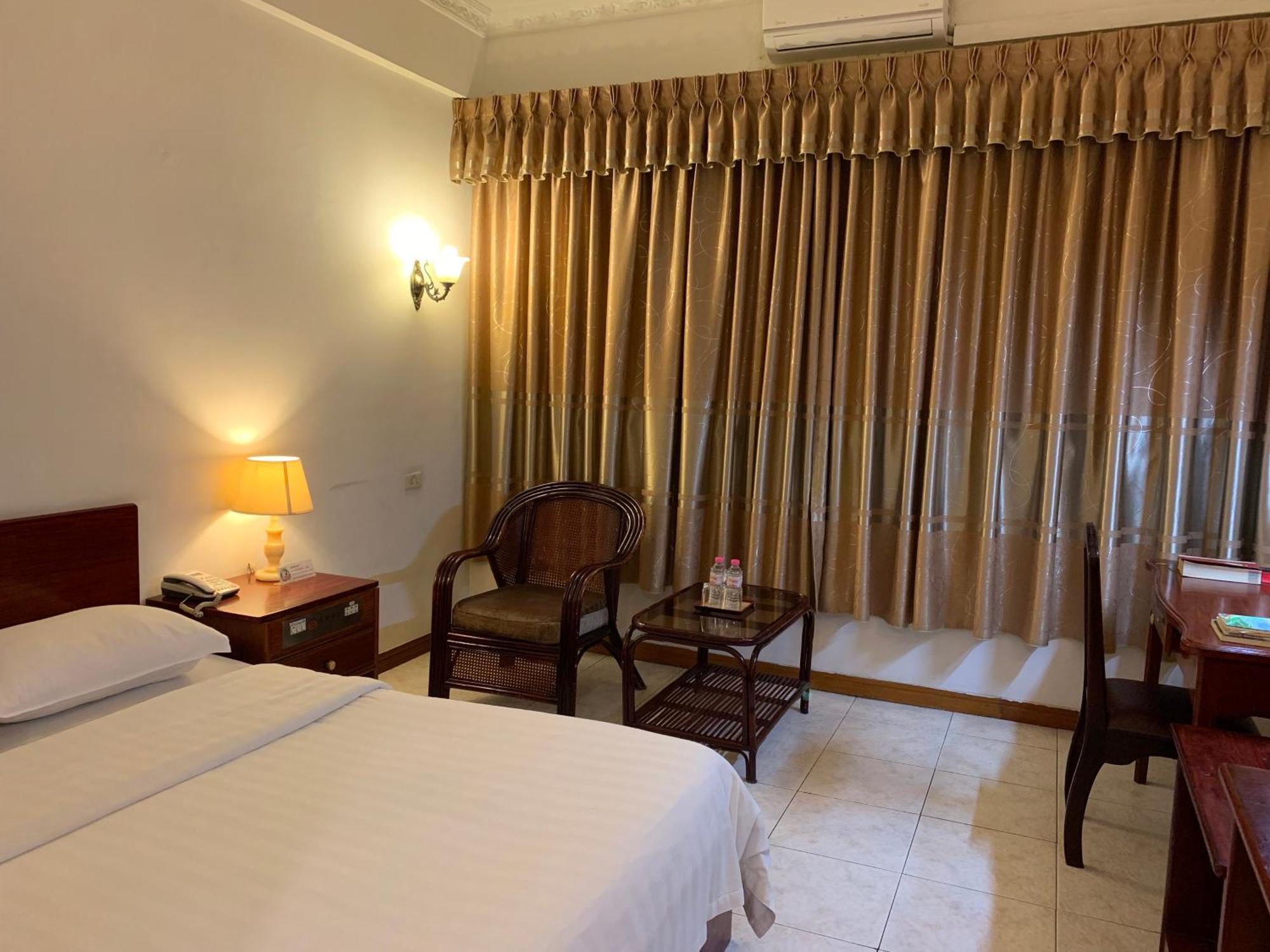 Chung Hsin Hotel 中信酒店 Phnom Penh Exteriör bild